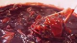 红豆汤里下面条，汤浓面香，软糯筋道，老少皆宜，配点小菜更美味