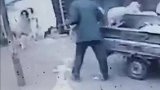 山西太原：男子被公羊多次顶撞倒地起不来