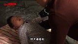 搞笑视频：大半夜的不在鱼缸待着 难道鱼也上厕所吗
