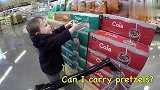 2岁小boy超市里一个人推车大采购，一边走一边念要买什么