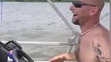 美国大叔一家乘船游玩，鱼：大老远我就闻到家的味道了