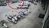 江苏南通：车主忘锁门，男子上错车顺手牵羊2800元，栽了