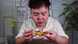 老猫今天做炸鸡大拼盘，配上番茄酱，外酥里嫩，不输肯德基
