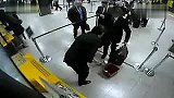 搞笑-20120321-让人气炸的插队高手.以前的插队方式都特么弱爆了