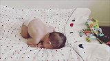 小宝宝学爬把屁股翘的老高，一旁的妈妈都被逗笑了！
