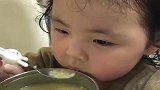 闺女第一次自己吃饭，没想到这么熟练，接下来一幕，看完不许笑！