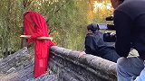 电视剧拍摄现场，拍戏的房顶是这样的，道具师垒墙时偷工减料了吧