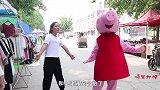 短剧：摆地摊3：老三穿佩奇衣服卖女装，在街上强买强卖，真搞笑