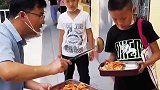 孩子准备把虾仁留给哥哥吃，校长的举动让人称赞