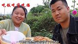 好好吃饭了，胖妹夫妻吃巧克力千层蛋糕和面包