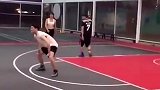 篮球场上突现美女砸场子 这球技不服不行