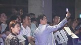 冯绍峰抱小狗出场，一脸姨母笑，表白赵丽颖孩子重要老婆更重要