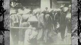 晚清珍贵录像，官员坐轿子回到衙门，轿子破烂不堪