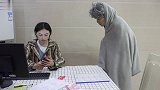 乞丐去买车，被店员轰出门外，他撩起裤脚，店员瞥了一眼，腿软了