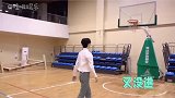 严浩翔 投篮五颗球进两颗 工作人员：都怪这个球太有弹性了 你们时代峰峻staff太溺爱了点！