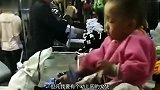 小孩：大哥你别跑，打火机忘拿了