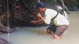 这鳗鱼也太大了，广东年轻小伙儿，能成功把它钓上来吗