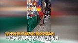 大妈在市场旁若无人试穿内裤走红 网友直呼活久见太奇葩