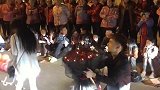 小伙筹集数千人向美女求婚，谁知她掉头跑了，这一幕太扎心了！
