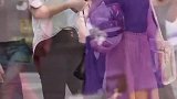 小姐姐是个机车女孩吧，手里拿的东西就能看出来，真的很酷