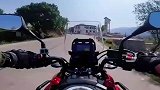 三轮车路口随意拐弯，剐蹭直行摩托车