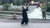 武当山老道士表演一套剑法，镜头放慢倍后才看清楚