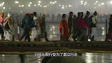 偏远山区有一个“爬行村”，全村人不会正常走路，出门全靠爬行