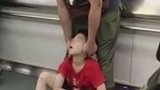 儿子地铁熟睡父亲不忍打扰  弯腰托举头部引网友泪奔