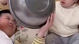 哥哥睡觉，小妹妹在一旁捣乱