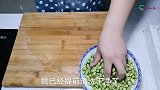 小厨用新鲜黄豆做了一道好看又好吃的菜，一次一盘不够吃