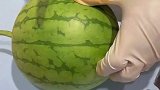 女子开出梦中情瓜，发出灵魂拷问：这西瓜皮是没长吗