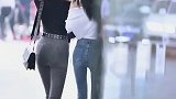 街拍偶遇小姐姐，美女在路边照镜子，两双大长腿吸睛