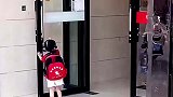 小朋友帮送水工爷爷推门，小小的身体大大的爱心，小女孩家教真棒