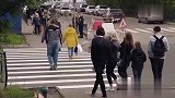 突然眼前冒出一位绿野人，路人的反应真是太逗了