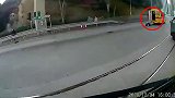 惊险！小学生从校车后门跌出落地 险被后车撞上