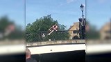 真跳了!英格兰狂胜球迷兴奋到跳河庆祝