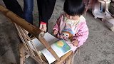 2岁宝宝看书有模有样，这认真的样子，这是从小就要做学霸吗？