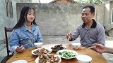 媳妇嫌菜咸被婆婆训斥，结果转眼就惨被打脸