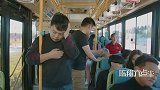 陈翔六点半：大妈坐公交，众人一时不备她竟砸碎全车玻璃！