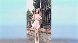 美女小姐姐户外跳可爱摇，舞姿精彩好看，穿搭太靓丽了