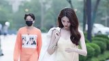我也想当霸道女总裁，后面跟个小弟！