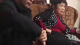 猫咪跟主人回家，还得小心翼翼的，等一下就熟起来