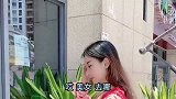 美女与小伙的搞笑对话：想去我家户口本上，当我儿子吗？