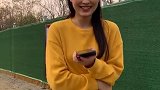 小伙子看得很入迷