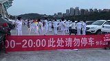 广场舞大妈拉横幅抢占停车场 警方多次协调仍未果