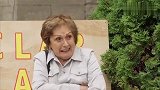 路人一鼓掌，灯泡就瞬间爆炸了，下一幕美眉反应真刺激