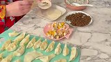 女子给猫咪包了猫粮馅的饺子，真是太让人羡慕了