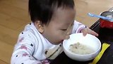 小宝宝自己吃饭，真是太乖了，接下来的动作让妈妈哭笑不得！