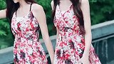 街拍：时装达人靓丽双胞胎美女姐妹花同款印花连衣长裙真美