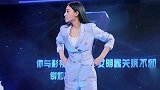 厉害！张馨予野外探险徒手抓蛇 自曝满身被咬包